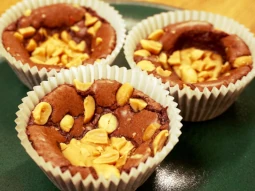 Mini kladdkaka with peanuts