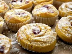 Saffron buns with raspberries