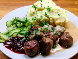 Meatballs with mashed potatoes